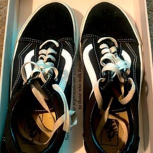 VANS BLACK AND WHITE CANVAS WOMENS SIZE 9.5 !!